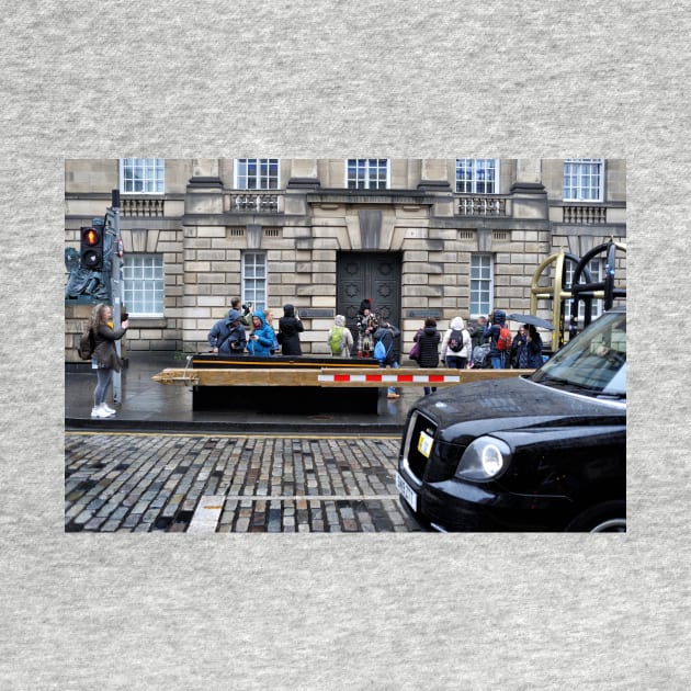 The Piper's Audience - Royal Mile, Edinburgh by richflintphoto